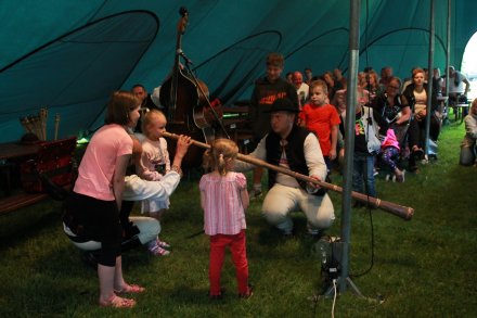 Fragmnet warsztatów nauki gry na instrumentach pasterskich